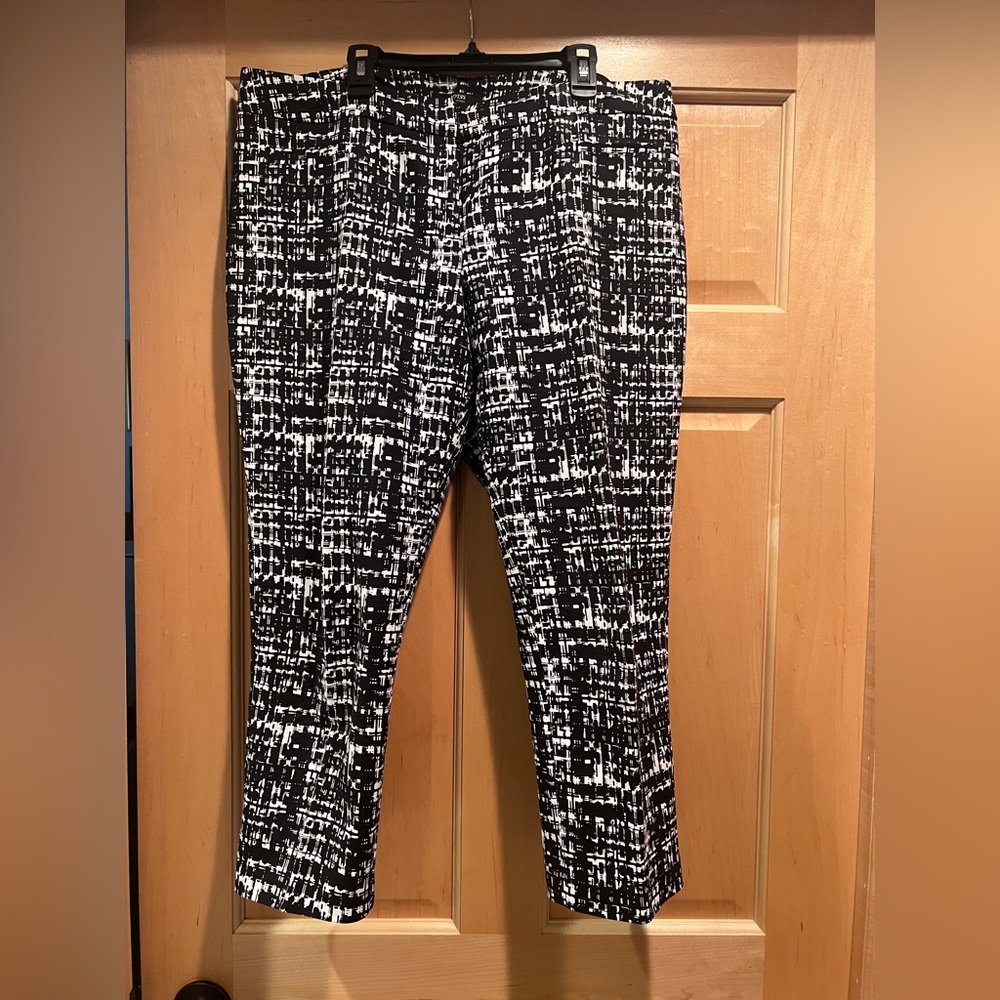 Apt. 9 Women’s Black White Geometric Print Flat Front Capri Pants Stretch 12